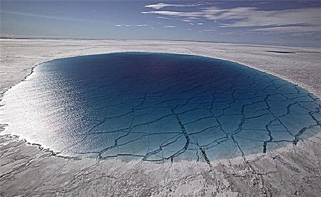 Ang kinadak-ang mga suba ug mga lanaw sa Antarctica